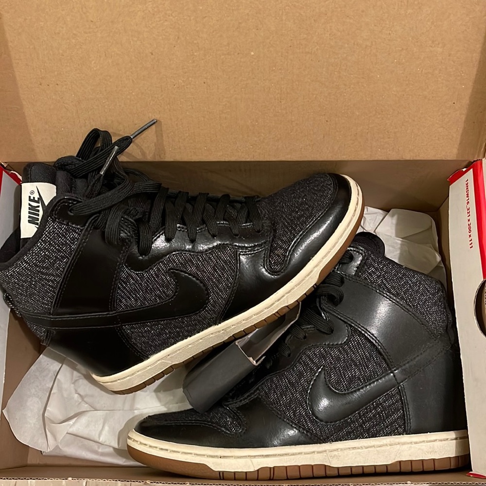 WMNS DUNK SKY HI ESSENTIAL